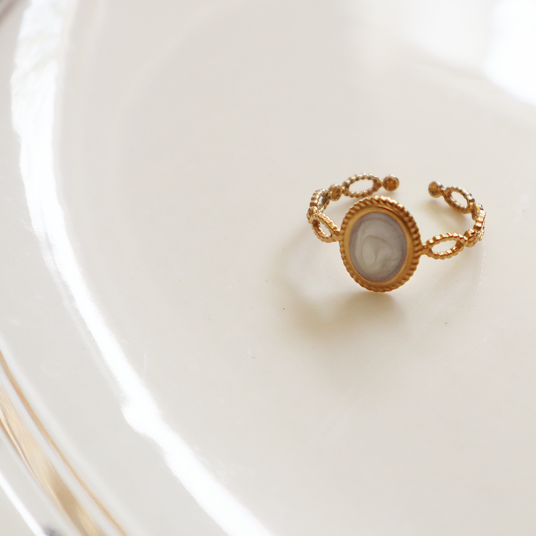 Roped Oval Gem Ring in 18K Gold Plated Stainless Steel