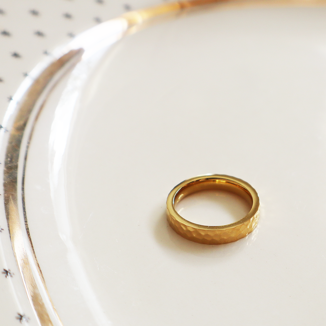 Hammered Banded Ring in 18K Gold Plated Stainless Steel