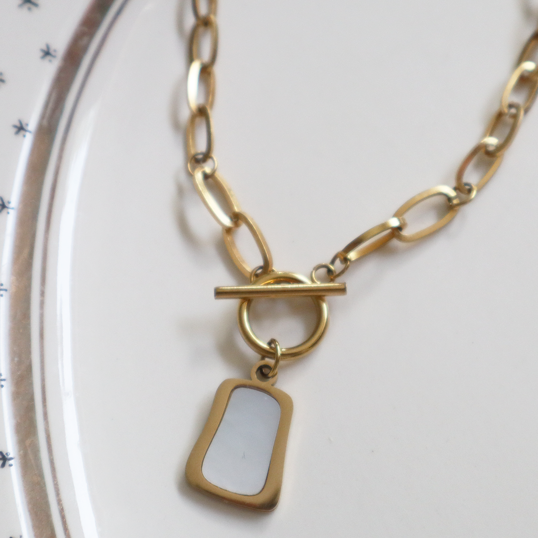 Shell Linked T Chain in 18K Gold Plated Stainless Steel